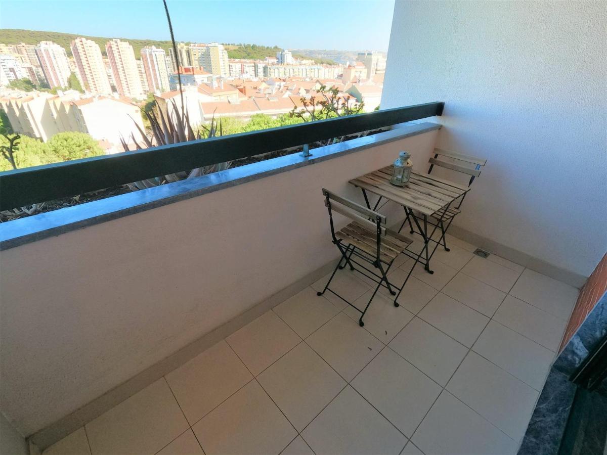Lisbon 2 Bedroom Apartment With Balcony In Algés Dış mekan fotoğraf