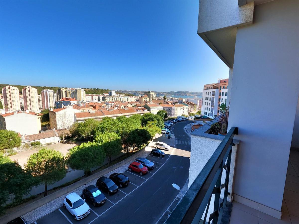 Lisbon 2 Bedroom Apartment With Balcony In Algés Dış mekan fotoğraf