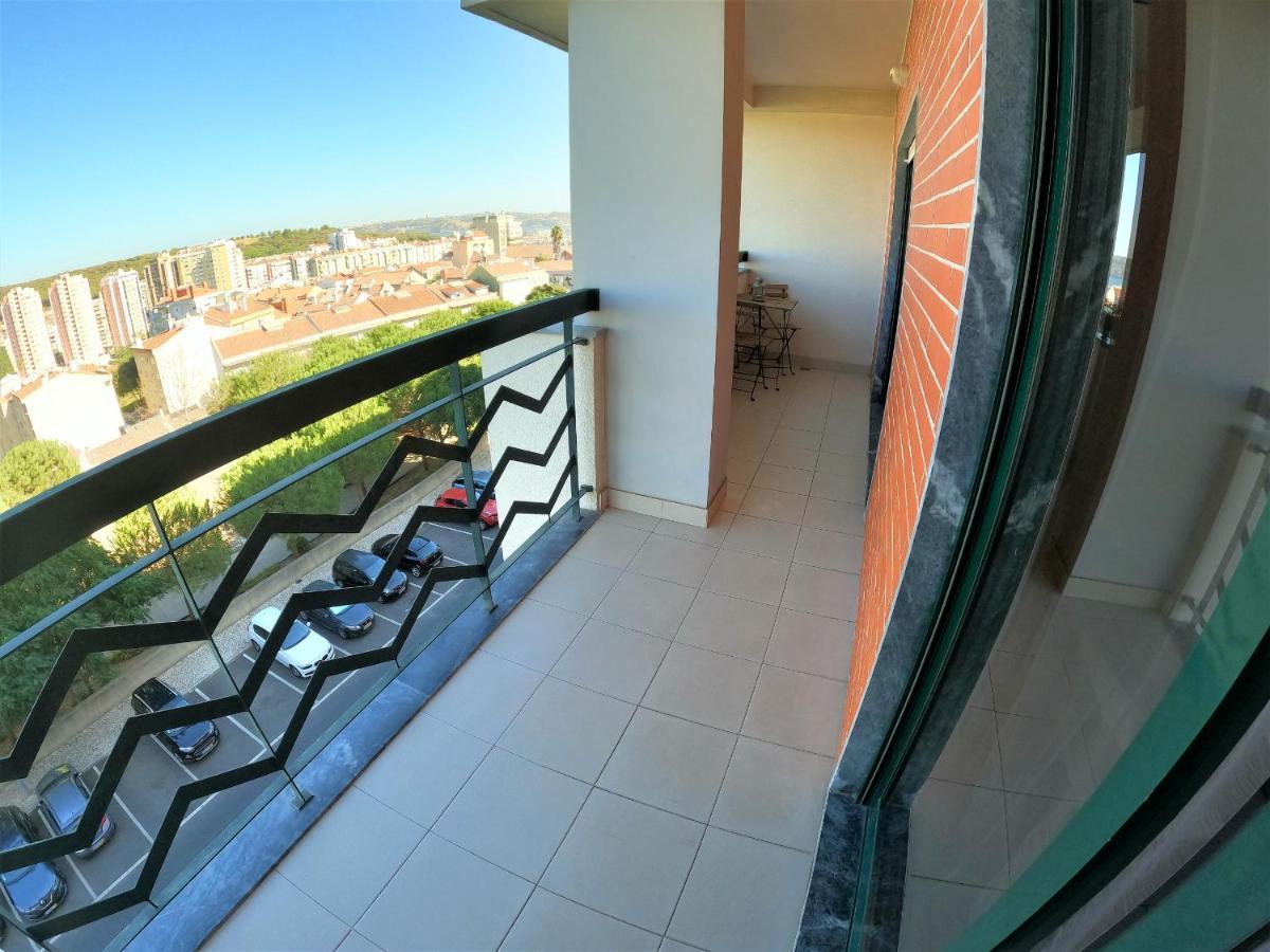 Lisbon 2 Bedroom Apartment With Balcony In Algés Dış mekan fotoğraf
